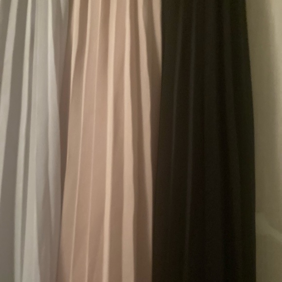 Beautiful pleated BCBG maxazria skirt - Picture 3 of 3
